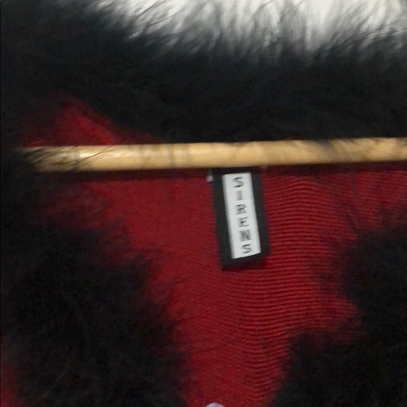 Red sweater with feather collar - Picture 2 of 3